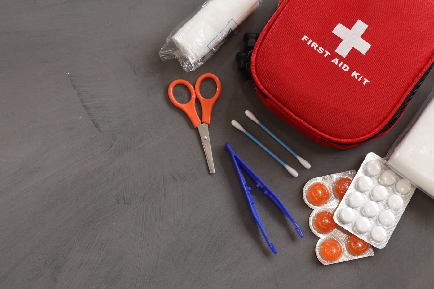 Erste-Hilfe-Set mit Verbandsmaterial, Schere und Pinzette
